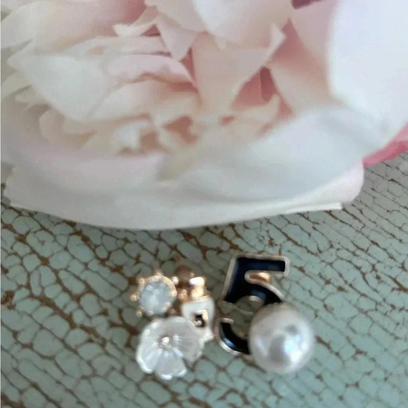 No5 Pearl & Perfume Stud  Earrings - Picture 4 of 6